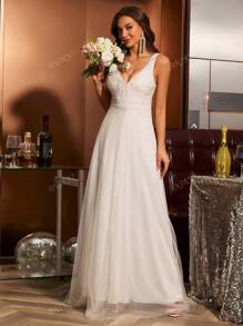 Vestido de novia de corte ceñido con cuello en V, encaje aplicado, sin mangas y con inserciones de malla