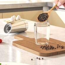 Gravity Sensing Grinder, No Buttons Needed, Tilt To Grind. LED Indicator Light Illuminates When Grinding, Clear Visible Hopper Capacity (135ml). Ceramic Grinding Core, High Hardness, Wear-Resistant, Long Lifespan. Hopper On Top Prevents Powder Spill, Hygienic. Manual Adjustment, Free Control Of Coarseness. Matte Body With Fine Texture, Battery Powered, High Cost-Performance.