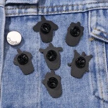 Sanrio Sanrio 1 szt./6 szt. Hello Kitty Anime Cartoon Urocza i oryginalna broszka metalowa naszywka, dodatek do odzieży, dodatek do plecaka, nadaje się do noszenia na co dzień i jako prezent dla przyjaciół. Akcesoria do szkoły, biura, koszul, kurtki, biżuterii, przypinki na Halloween, zabawne prezenty dla nauczycieli.