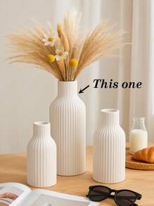Vase décoratif blanc nervuré moderne - taille courte, moyenne ou grande. Accent de table ou de sol minimaliste pour le salon, la chambre, l'entrée, cadeau de remise des diplômes ou décoration estivale