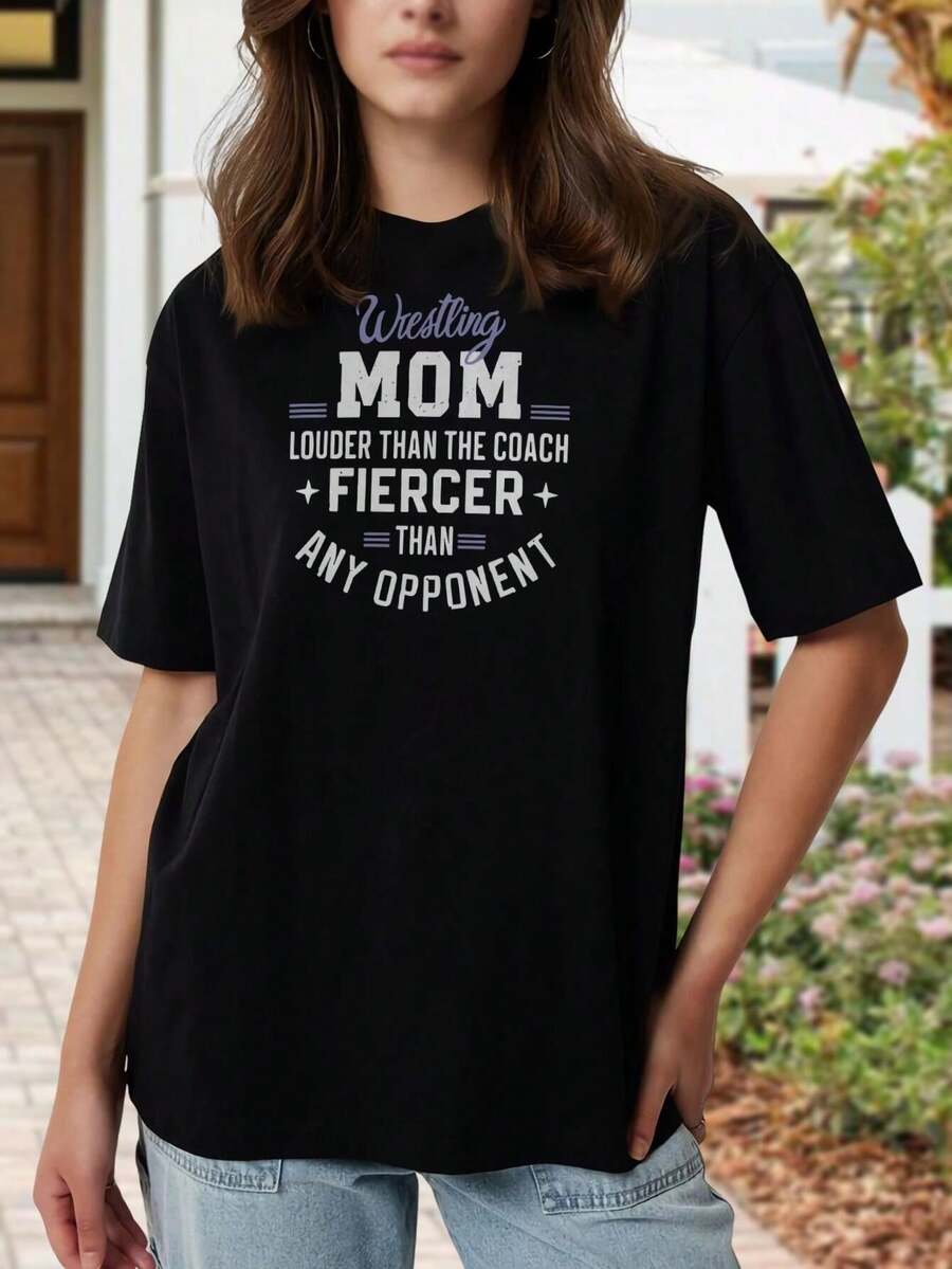 Camiseta de Lucha Libre para Mamás - Más Fuerte que el Entrenador, Más Feroz que Cualquier Oponente - Camiseta de Manga Corta para Mujer - Mejor Idea de Regalo para Mamás de Lucha Libre - Ropa para Aficionados a los Deportes - Camiseta Negra - Negro - Ver 1