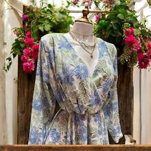 JUMP SUIT FLOREADO TELA FRESCA TEXTURA SUAVE   Estampado Integral  Floral  Hoja    Bohemio    Cinturón  Envolvente    Boda - Rosa Fucsia - Ver 7