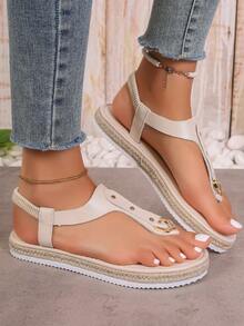 女士加宽户外平底凉鞋，平底绳头人字拖，圆头铆钉松紧后跟设计，镂空露趾，轻便防滑，适合旅行、派对、办公、室内外穿着，可搭配连衣裙和休闲装，有白色、黑色、棕色、米色可选，夏季旅行必备 - 米色 - 查看 3