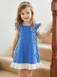 Vestido de verano para niña con estilo rústico, versátil, con estampado de denim falso, cuello redondo, mangas con volantes y parches