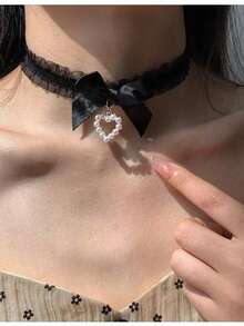 蕾丝边的衣领、黑色和米色的荷叶边蝴蝶结以及超飘逸的复古项链，非常适合日常佩戴的choker女性，散发出优雅精致的魅力。