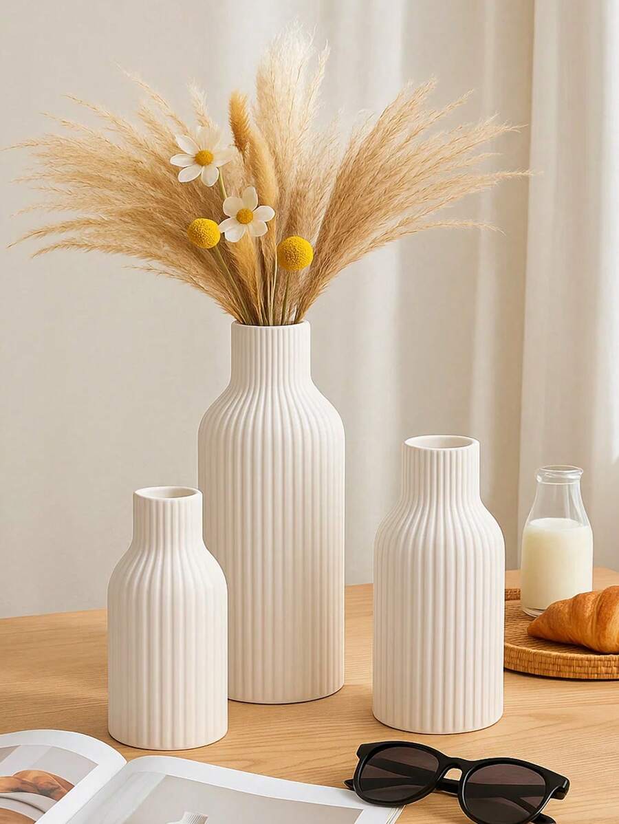 Vase décoratif blanc nervuré moderne - taille courte, moyenne ou grande. Accent de table ou de sol minimaliste pour le salon, la chambre, l'entrée, cadeau de remise des diplômes ou décoration estivale