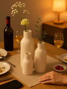 Vase décoratif blanc nervuré moderne - taille courte, moyenne ou grande. Accent de table ou de sol minimaliste pour le salon, la chambre, l'entrée, cadeau de remise des diplômes ou décoration estivale