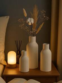 Vase décoratif blanc nervuré moderne - taille courte, moyenne ou grande. Accent de table ou de sol minimaliste pour le salon, la chambre, l'entrée, cadeau de remise des diplômes ou décoration estivale