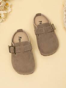 1 双儿童防滑软底休闲平底一脚蹬鞋，适合春夏季户外穿着