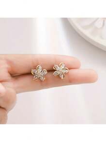 Dainty Rose Gold Flower Cartilage Earrings – Elegant 5-Petal Floral Studs With Sparkling Cubic Zirconia, Lightweight & Comfortable For Helix, Tragus, Lobe, Or Cartilage Piercings – Delicate And Feminine Jewelry For Daily Wear, Work, Parties – Secure Post Backs, Perfect Gift For Women, Teen Girls, Friends On Birthdays, Holidays, Or Anniversaries