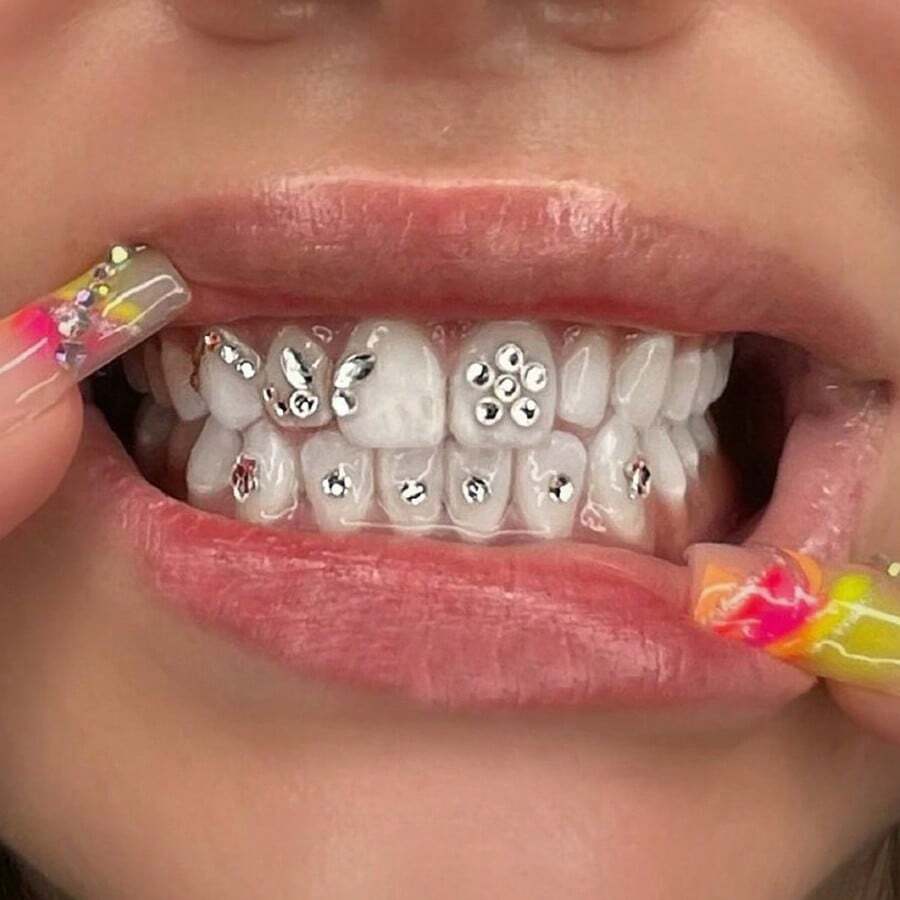 Set de 18 piezas de decoración en forma de mariposa y corazón para dientes, accesorios elegantes de DIY para dientes para mujeres en fiestas, graduaciones y bailes de graduación (sin pegamento)