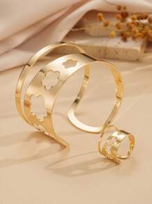 Conjunto estiloso de pulseira e anel dourados com recorte de flores de cinco folhas – Joia elegante e marcante para um estilo chique sem esforço – Perfeito para uso diário e ocasiões especiais