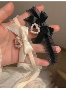 蕾丝边的衣领、黑色和米色的荷叶边蝴蝶结以及超飘逸的复古项链，非常适合日常佩戴的choker女性，散发出优雅精致的魅力。