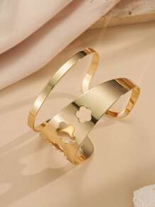 Conjunto estiloso de pulseira e anel dourados com recorte de flores de cinco folhas – Joia elegante e marcante para um estilo chique sem esforço – Perfeito para uso diário e ocasiões especiais