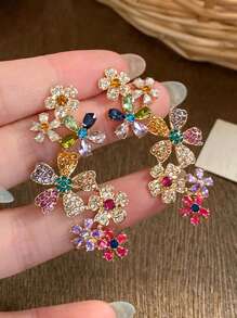 1 par de pendientes de clip de cartílago de diseño único y elegante de lujo con cristales y flores de colores brillantes, pendientes exagerados y hermosos para mujer
