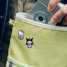 Sanrio Sanrio 1 szt./6 szt. Hello Kitty Anime Cartoon Urocza i oryginalna broszka metalowa naszywka, dodatek do odzieży, dodatek do plecaka, nadaje się do noszenia na co dzień i jako prezent dla przyjaciół. Akcesoria do szkoły, biura, koszul, kurtki, biżuterii, przypinki na Halloween, zabawne prezenty dla nauczycieli.