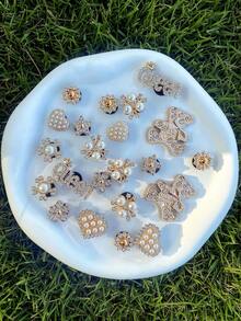 22 件金色水钻泰迪熊、花朵、星星、女王字母、ABS 珍珠心形装饰饰物、多功能鞋夹配饰，适用于女士凉鞋、拖鞋、沙滩包，适合节日和生日派对礼物