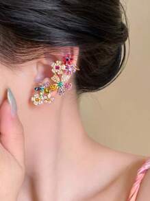 1 par de pendientes de clip de cartílago de diseño único y elegante de lujo con cristales y flores de colores brillantes, pendientes exagerados y hermosos para mujer