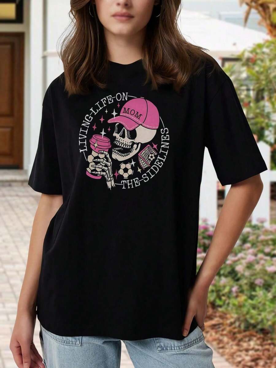 Camiseta divertida de esqueleto para madres futboleras | Bonita camiseta gráfica de moda | Regalo para el día del partido para madres | Camiseta 'Vivir la vida desde la banda' - Negro - Ver 1