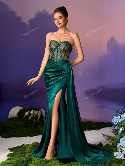 Abito da sera lungo con scollo a V, balze, maniche lunghe a strati, con fessura davanti e schiena aperta, di stile romantico