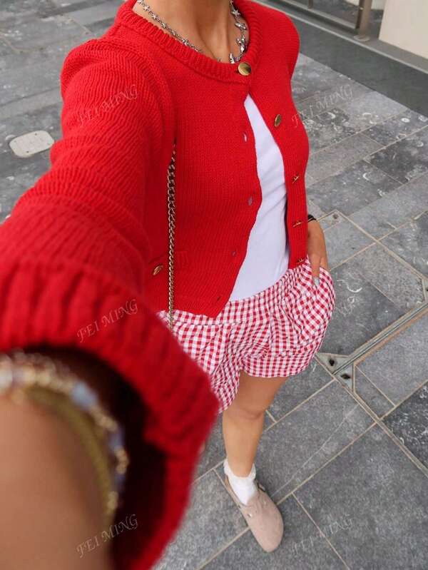 Cardigan corto casual in maglia larga con collo rotondo, bottoni in metallo e tasche, di colore unito