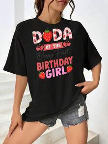 Camiseta de cumpleaños para niña de un año con estampado de fresas - Conjunto para fiesta temática de fresas - Linda camiseta DODA - Regalo perfecto para celebración de cumpleaños - Cómoda y elegante camiseta de algodón - Negro - Ver 1