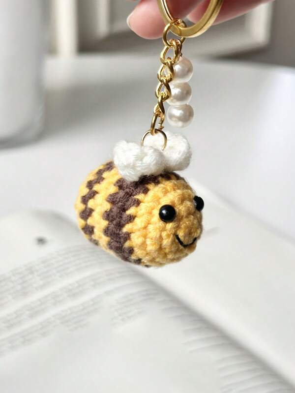 1pc Super Cute Handmade Crochet Christmas Element Keychain, Red And White Striped Body, Every Detail Is Exquisitely Crocheted, Showcasing Craftsmanship. Metal Keyring Design, Sturdy And Durable, Can Be Easily Hung On Keys, Bags, Instantly Adding Adorable Charm To Daily Accessories