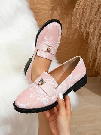 Eleganta platta loafers med rund tå i rosa polyester och präglat blommönster med tigerhuvud och metallspänne för kvinnor (slumpmässigt blandade skomönster)