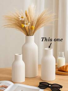 Vase décoratif blanc nervuré moderne - taille courte, moyenne ou grande. Accent de table ou de sol minimaliste pour le salon, la chambre, l'entrée, cadeau de remise des diplômes ou décoration estivale