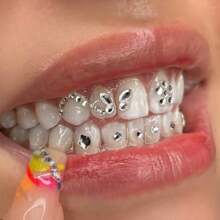 Set de 18 piezas de decoración en forma de mariposa y corazón para dientes, accesorios elegantes de DIY para dientes para mujeres en fiestas, graduaciones y bailes de graduación (sin pegamento)