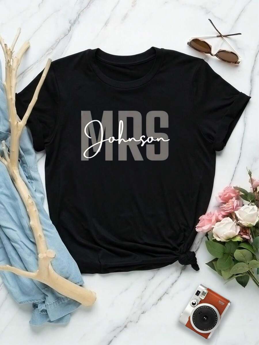 Camiseta personalizada para despedida de soltera, boda o fiesta nupcial, con el apellido de la señora [Apellido]. Regalo único para mujeres recién casadas del grupo de la novia. - Negro - Ver 1