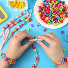 100 piezas de abalorios espaciadores de acrílico con letras del abecedario inglesas de 13*5mm en colores variados para hacer joyas DIY, como pulseras, pendientes, collares, cadenas de suéter, brazaletes, llaveros, adornos de teléfono móvil, un regalo ideal para fiestas y joyería