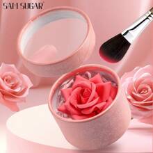 Rubor en relieve 3D en forma de rosa, que realza el tono natural del cutis de manera sutil, con pétalos pequeños, ideal para un maquillaje natural y de fácil aplicación