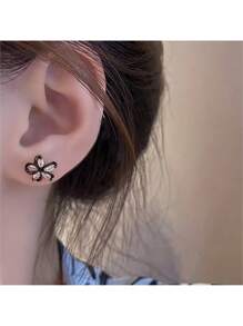 Dainty Rose Gold Flower Cartilage Earrings – Elegant 5-Petal Floral Studs With Sparkling Cubic Zirconia, Lightweight & Comfortable For Helix, Tragus, Lobe, Or Cartilage Piercings – Delicate And Feminine Jewelry For Daily Wear, Work, Parties – Secure Post Backs, Perfect Gift For Women, Teen Girls, Friends On Birthdays, Holidays, Or Anniversaries