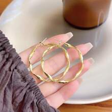 1 par de pendientes de aro grande con diseño elegante y sencillo, ligeramente curvados, para mujeres