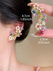 1 par de pendientes de clip de cartílago de diseño único y elegante de lujo con cristales y flores de colores brillantes, pendientes exagerados y hermosos para mujer