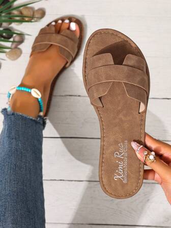 Koreanska platta tofflor för kvinnor, öppen tå, flätad romersk stil, vår/sommar ny, moderiktig fransk stil för klänningar, lämplig för strand, utomhus, hem, brun