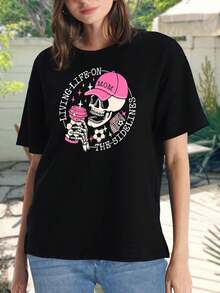 Camiseta divertida de esqueleto para madres futboleras | Bonita camiseta gráfica de moda | Regalo para el día del partido para madres | Camiseta 'Vivir la vida desde la banda' - Negro - Ver 2