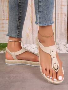 女士加宽户外平底凉鞋，平底绳头人字拖，圆头铆钉松紧后跟设计，镂空露趾，轻便防滑，适合旅行、派对、办公、室内外穿着，可搭配连衣裙和休闲装，有白色、黑色、棕色、米色可选，夏季旅行必备 - 米色 - 查看 4