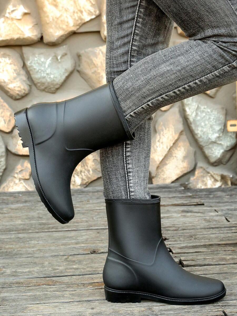 Botas de lluvia de estilo punk para mujer - Suela de goma básica, impermeables para uso en exteriores e interiores. Este estilo tiene un ajuste ceñido. Para un uso talla grande cómodo, se recomienda elegir una talla talla grande grande.