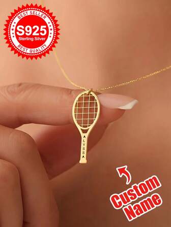 สร้อยคอชื่อไม้เทนนิสเงินสเตอร์ลิง S925 ดีไซน์เฉพาะตัว เหมาะเป็นของขวัญให้กับครอบครัว แม่ คุณย่า คนรัก หรือเพื่อนซี้ เหมาะสำหรับงานวันเกิด โอกาสพิเศษที่เกี่ยวข้องกับกีฬา หรือสวมใส่ในชีวิตประจำวัน สร้อยคอเส้นนี้ประดิษฐ์อย่างพิถีพิถันจากเงิน S925 คุณภาพสูง ดีไซน์ไม้เทนนิสอันเป็นเอกลักษณ์พร้อมชื่อส่วนตัว ดึงดูดใจคนรักกีฬา และเพิ่มความสปอร์ตให้กับชุดกีฬาทุกชุด