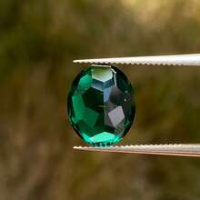 Una piedra preciosa oval cortada 100% de esmeralda de Zambia cultivada en laboratorio para elaborar charms y materiales avanzados de joyería DIY - Esmeralda de Zambia - Ver 9