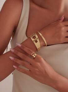 Conjunto estiloso de pulseira e anel dourados com recorte de flores de cinco folhas – Joia elegante e marcante para um estilo chique sem esforço – Perfeito para uso diário e ocasiões especiais