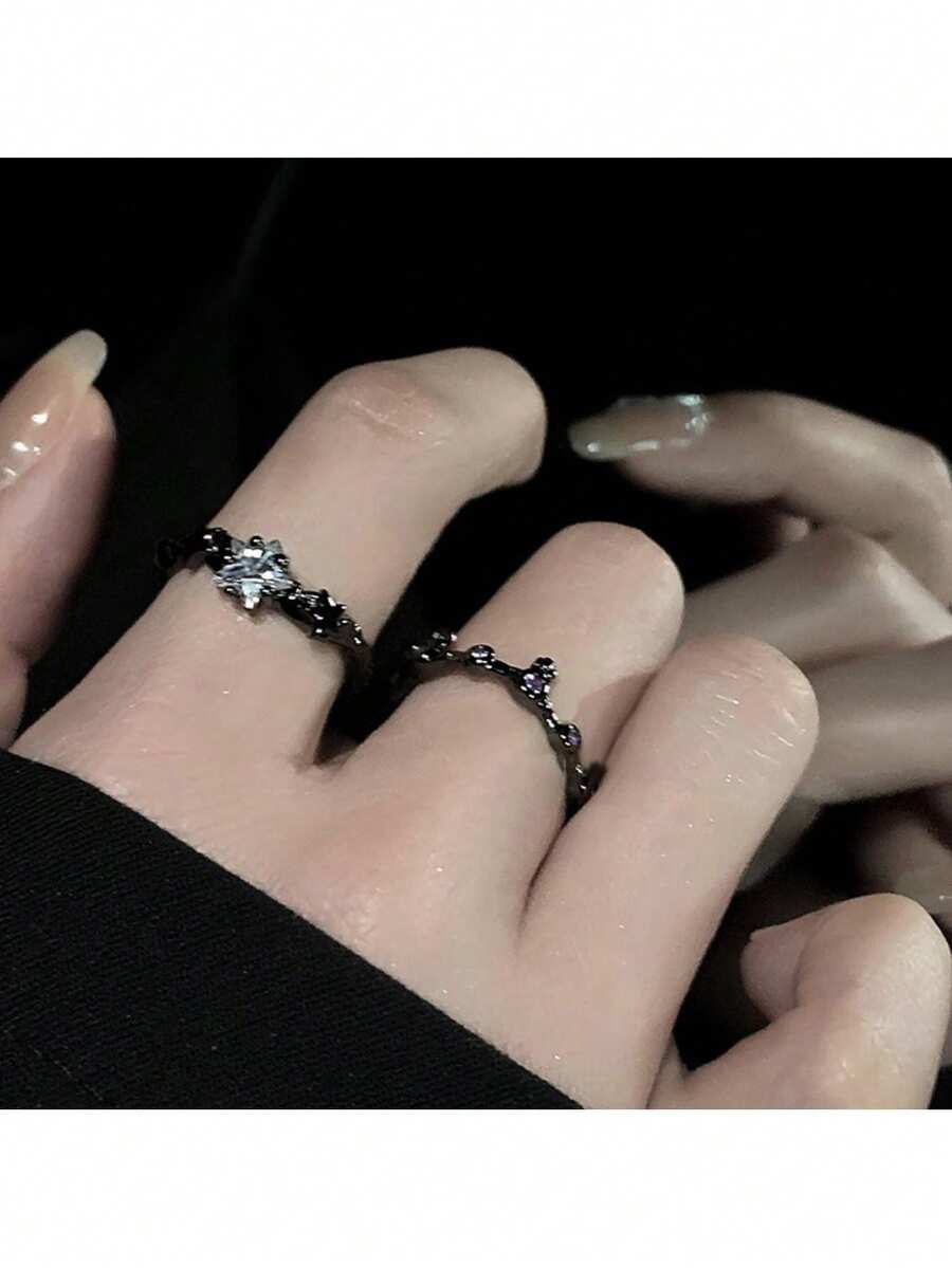 2pc Gothic Black Branch Ring Set Featuring Two Intricately Designed Black Metal Rings With Nature-Inspired Branch Motifs, One Adorned With A Clear Crystal Snowflake Or Floral Accent And The Other With Subtle Purple Gemstone Sparkle, Adjustable Open Bands Fit Most Fingers Comfortably, Ideal For Everyday Wear, Gothic Outfits, Costume Parties, And Unique Style Expression, A Captivating Gift For Women And Teen Girls. - 彩色 - 查看 1