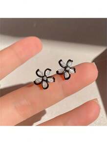 Dainty Rose Gold Flower Cartilage Earrings – Elegant 5-Petal Floral Studs With Sparkling Cubic Zirconia, Lightweight & Comfortable For Helix, Tragus, Lobe, Or Cartilage Piercings – Delicate And Feminine Jewelry For Daily Wear, Work, Parties – Secure Post Backs, Perfect Gift For Women, Teen Girls, Friends On Birthdays, Holidays, Or Anniversaries