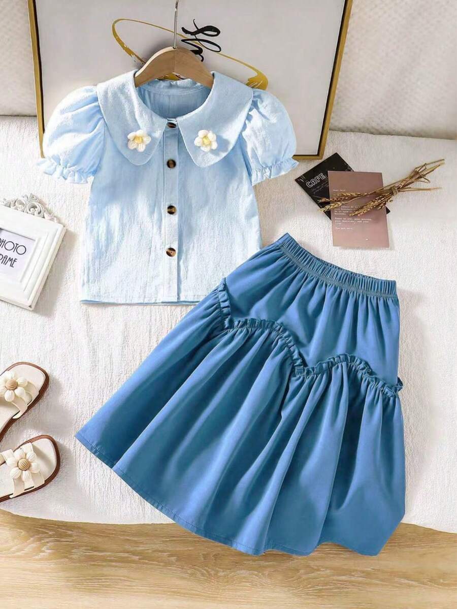 适合年轻女孩的复古法式穿搭——这款复古法式套装由米色彼得潘领衬衫和棕色高腰半身裙组成。泡泡袖设计更添优雅气质，适合女孩日常穿着、外出游玩、拍照或艺术风格人像拍摄。舒适透气的面料带来轻松舒适的穿着体验。