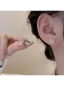 Dainty Rose Gold Flower Cartilage Earrings – Elegant 5-Petal Floral Studs With Sparkling Cubic Zirconia, Lightweight & Comfortable For Helix, Tragus, Lobe, Or Cartilage Piercings – Delicate And Feminine Jewelry For Daily Wear, Work, Parties – Secure Post Backs, Perfect Gift For Women, Teen Girls, Friends On Birthdays, Holidays, Or Anniversaries