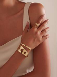 Conjunto estiloso de pulseira e anel dourados com recorte de flores de cinco folhas – Joia elegante e marcante para um estilo chique sem esforço – Perfeito para uso diário e ocasiões especiais