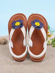 A Pair Of Girls' Flower Clip Sandals 2025 Summer New Style Baby Girl Shoes Korean Version Little Girl Princess Shoes Beach Shoes - Beige - View 3