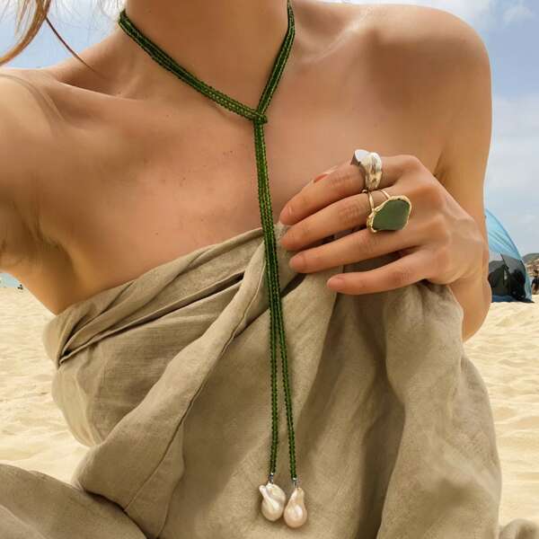 Colgante minimalista y elegante con forma de diamante de color verde, cristal, perla barroca falsa y cadena larga, que exuda un estilo playero y es adecuado para uso diario con accesorios